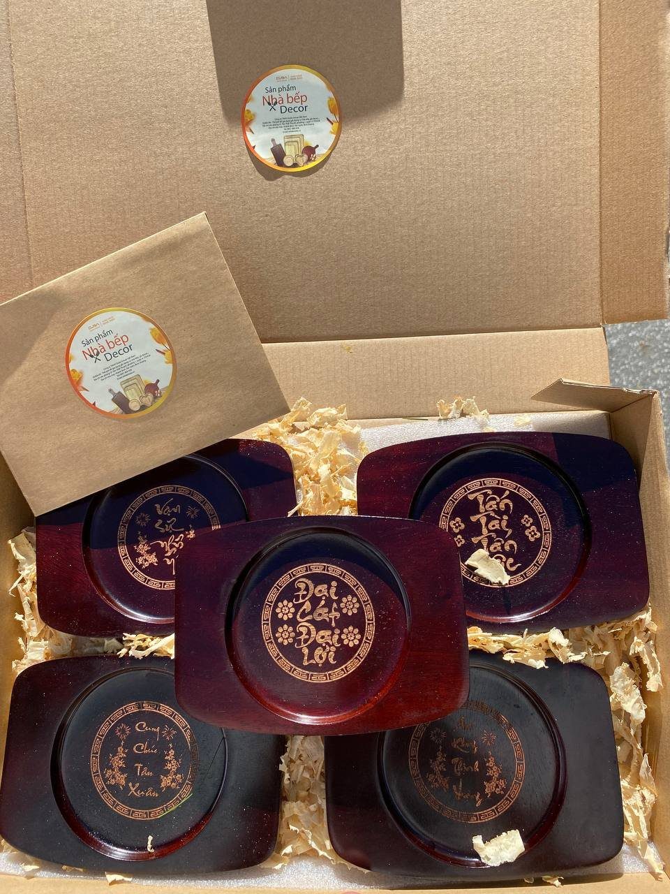 Engraved wooden pieces in a branded gift box
